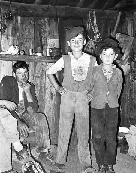 Ragazzi nella baracca, Pollino, 1961, foto di Franco Actis, Archivio GSP