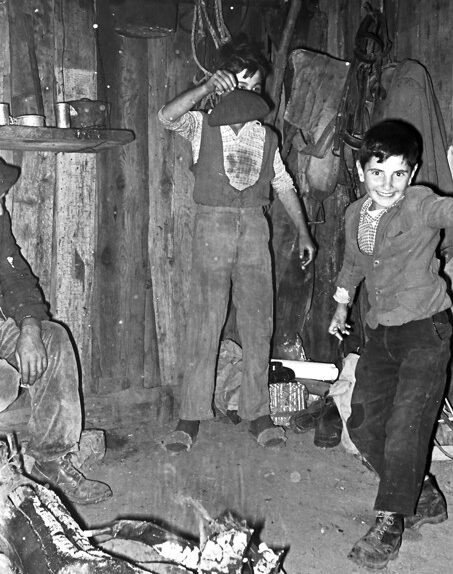 Ragazzi nella baracca (2), Pollino, 1961, foto di Franco Actis, Archivio GSP