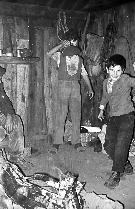 Ragazzi nella baracca (2), Pollino, 1961, foto di Franco Actis, Archivio GSP