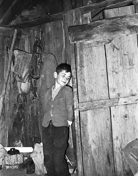 Sulla porta della baracca, Pollino, 1961, foto di Franco Actis, Archivio GSP