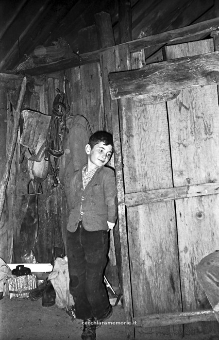 Sulla porta della baracca, Pollino, 1961, foto di Franco Actis, Archivio GSP