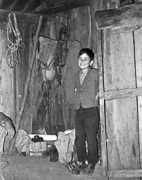 Sulla porta della baracca (2), Pollino, 1961, foto di Franco Actis, Archivio GSP