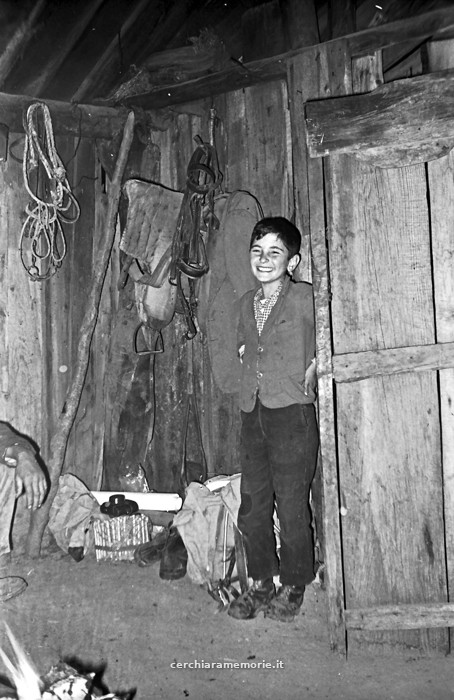 Sulla porta della baracca (2), Pollino, 1961, foto di Franco Actis, Archivio GSP