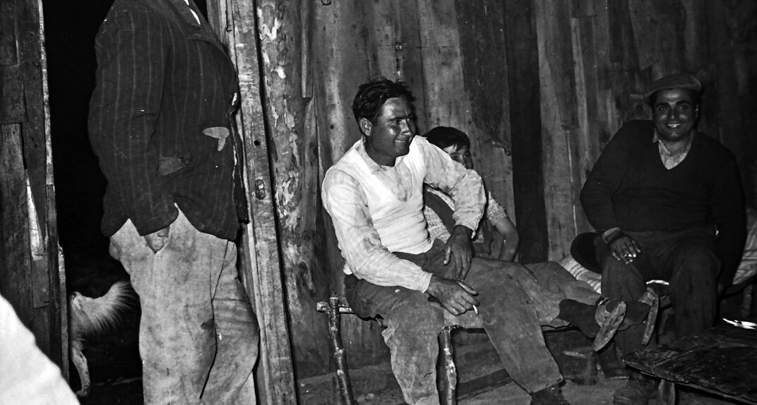 Nella baracca dei pastori, Pollino, 1961, foto di Franco Actis, Archivio GSP