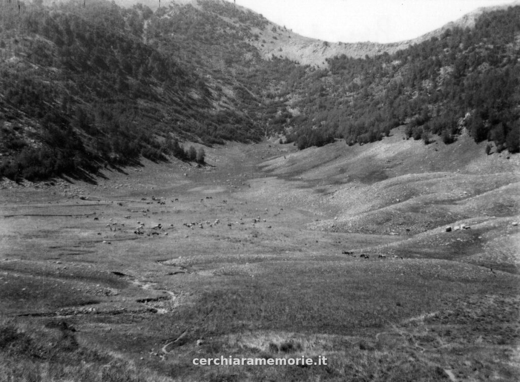 Canale di Malavento, in fondo il Trabucco, Pollino, 1961, foto di Beppe Dematteis, Archivio GSP