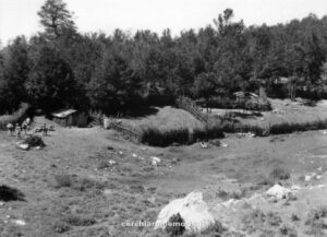 Piani di Pollino, le baracche, Pollino, 1961, foto di Beppe Dematteis, Archivio GSP