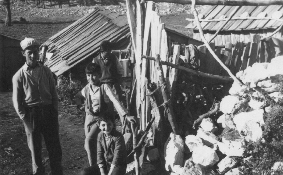 Davanti alla baracca, Pollino, 1961, foto di Beppe Dematteis, Archivio GSP