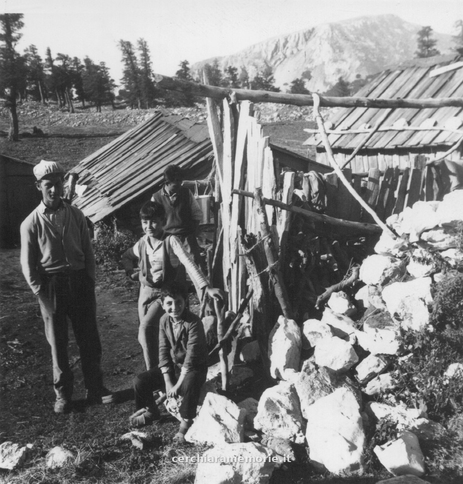 Davanti alla baracca, Pollino, 1961, foto di Beppe Dematteis, Archivio GSP